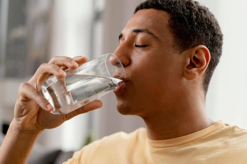 Boca seca mesmo tomando água: o que pode causar esse problema?