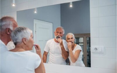 Escova de dente elétrica auxilia na higiene bucal de idosos? Entenda