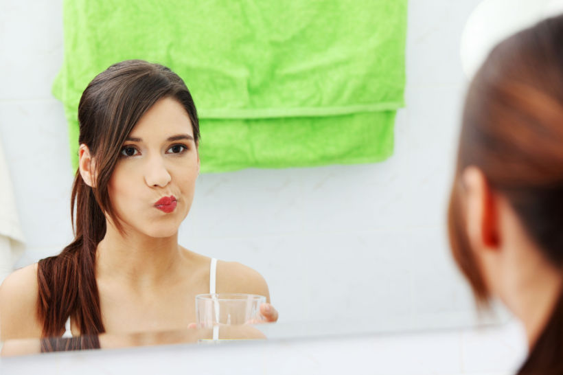 Bochecho com água oxigenada é seguro? Dentista explica